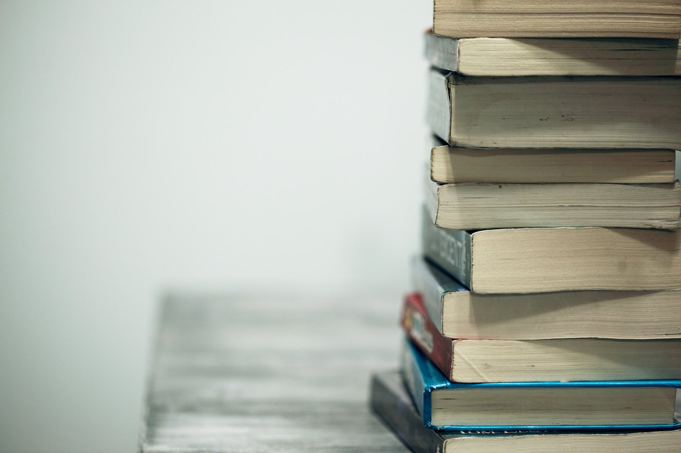 Una pila alta de libros