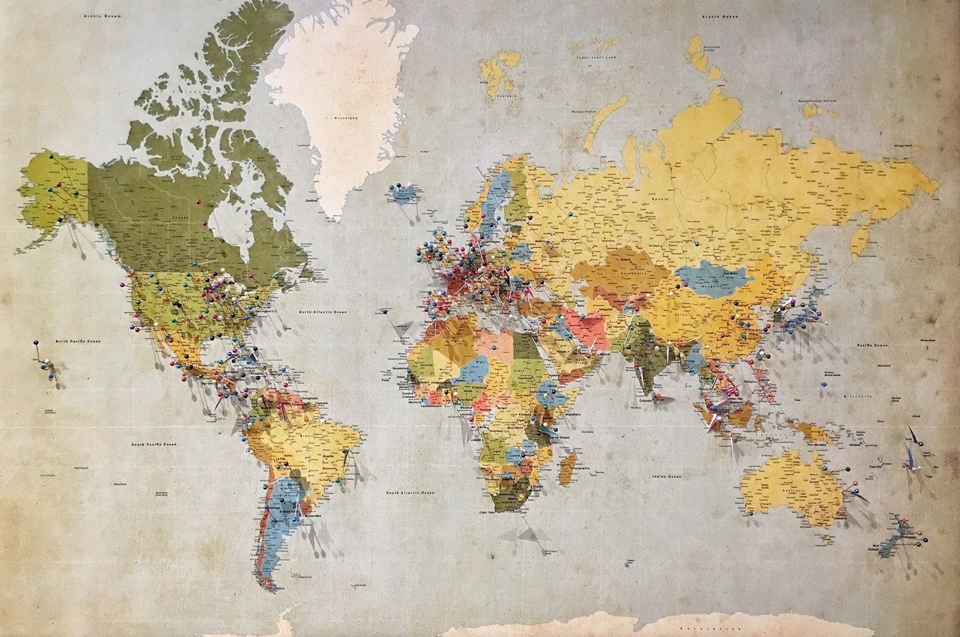 Un mapa del mundo con chinches de colores